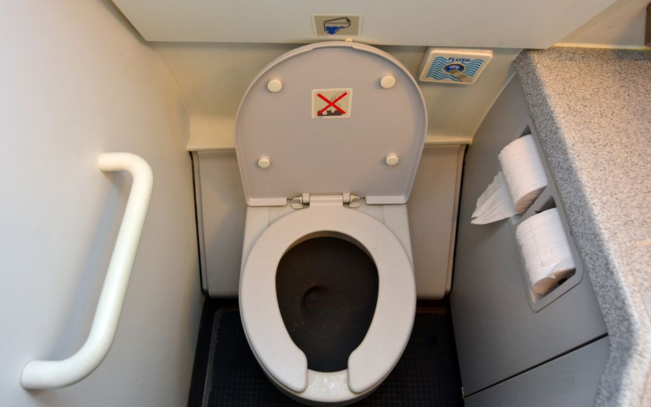 Samolot zawrócił przez awarię WC. Na pokładzie 70 hydraulików