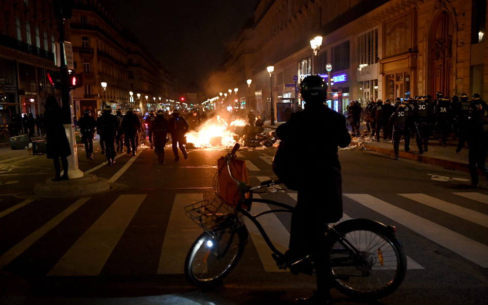 Protesty przeciw reformie emerytalnej w Paryżu