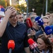 Prezydent Serbii Aleksandar Vučić otoczony przez reporterów podczas prorządowego wiecu w Belgradzie,