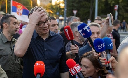 Prezydent Serbii Aleksandar Vučić otoczony przez reporterów podczas prorządowego wiecu w Belgradzie,