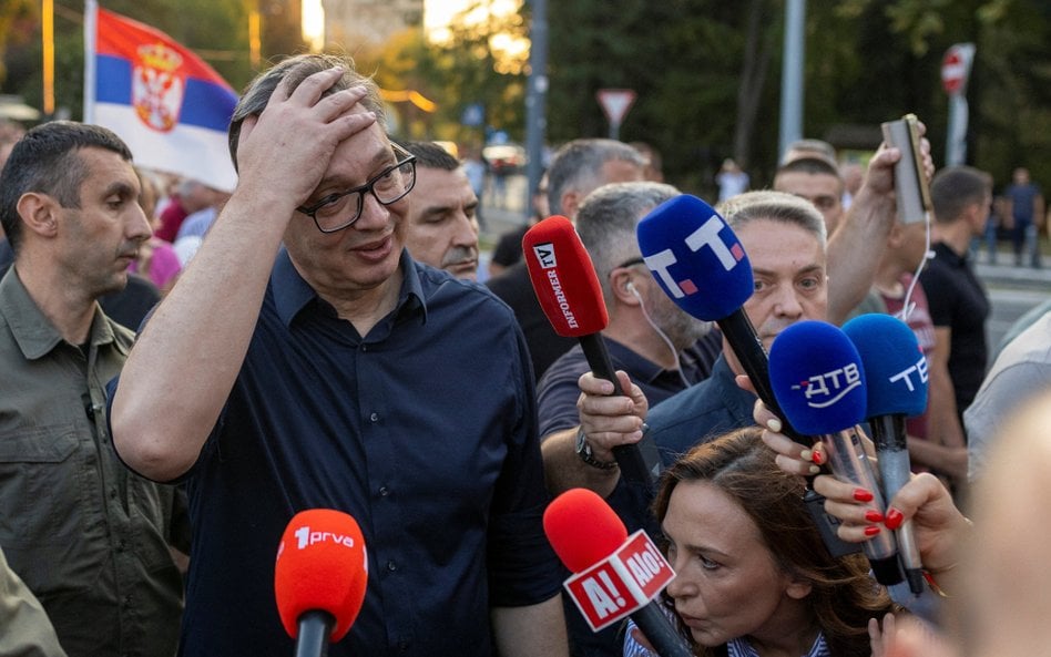 Prezydent Serbii Aleksandar Vučić otoczony przez reporterów podczas prorządowego wiecu w Belgradzie,