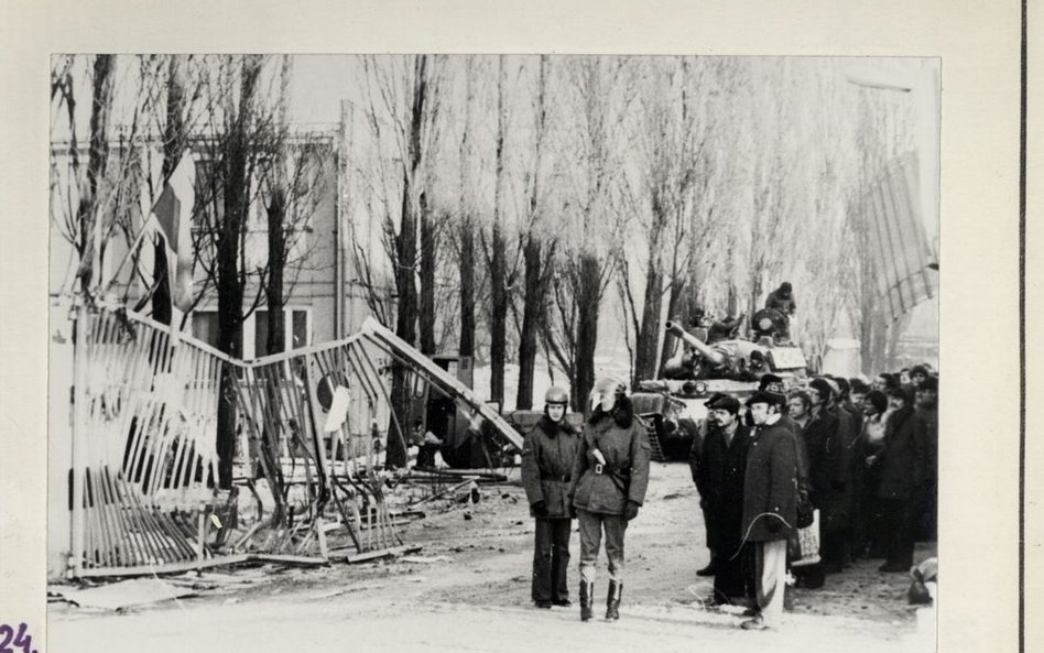 16 grudnia do Stoczni Gdańskiej im. Lenina wkroczyło wojsko wspomagane m.in. czołgami.