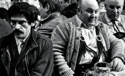 Kadr z filmu dokumentalnego „Ganz Unten" (Na samym dnie) z 1986 roku. Gunter Wallraff (z lewej) jako