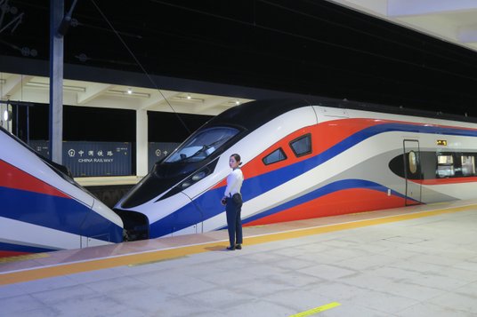 W Laosie rządzi partia komunistyczna, która wciąż używa symboli sierpa i młota. Takie flagi wiszą w 