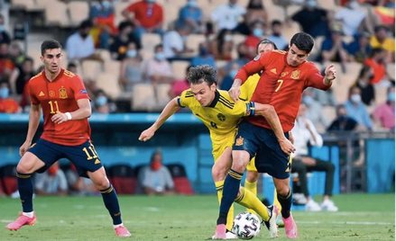 Alvaro Morata walczy o piłkę ze Szwedem Albinem Ekdalem w bezbramkowym meczu w Sewilli pap/EPA/Pierr