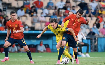 Alvaro Morata walczy o piłkę ze Szwedem Albinem Ekdalem w bezbramkowym meczu w Sewilli pap/EPA/Pierr