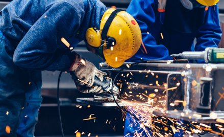 Inflacja opada, optymizm narasta, ale przemysł wciąż w recesji