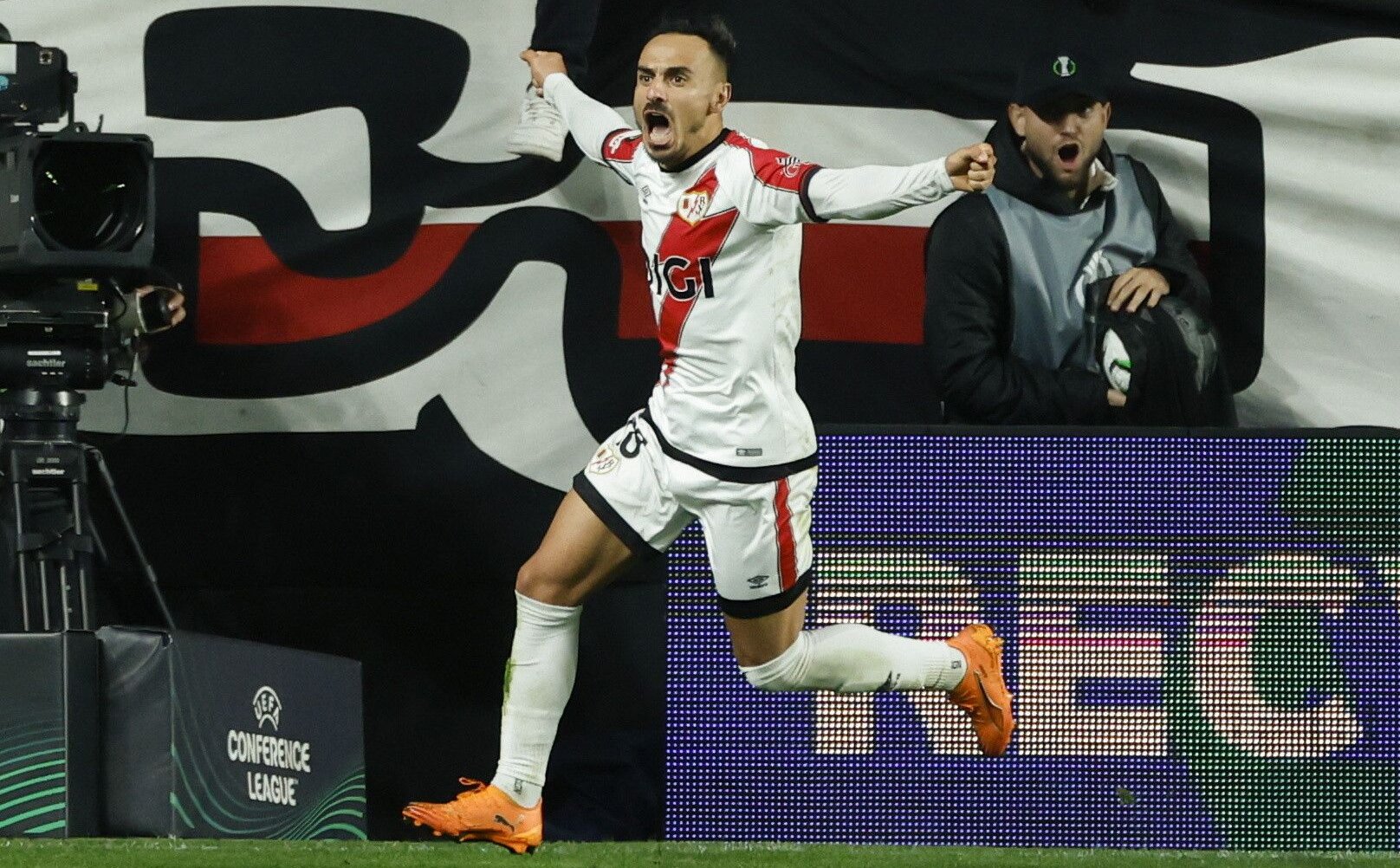 Liga Konferencji. Decydowały ostatnie sekundy: Lech dobity, Jagiellonia wyrównuje