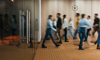 Styczeń przyniósł spadek pensji o 6,1 proc. Co dzieje się na rynku pracy?