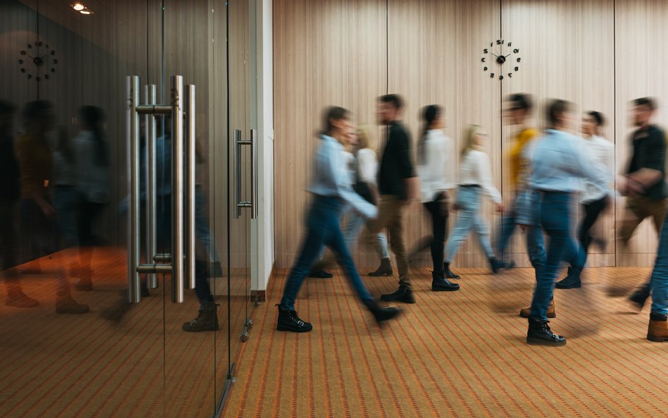 Mniej ofert, więcej obaw. Polacy czują presję zmian na rynku pracy