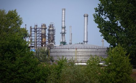 Rafineria ropy naftowej i gazu należąca do Naftna Industrija Srbije AD (NIS) w Nowym Sadzie w Serbii