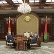 Aleksander Łukaszenko i Iosif Siaredzicz podczas poniedziałkowego spotkania.