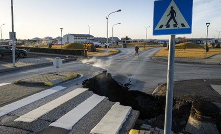 Pęknięta jezdnia w Grindavik.