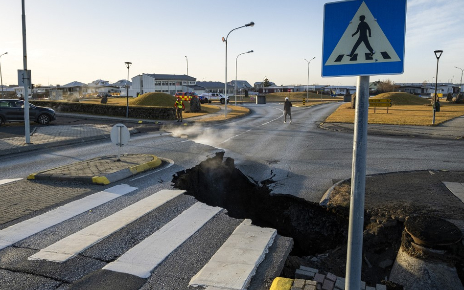 Pęknięta jezdnia w Grindavik.