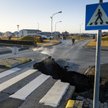 Pęknięta jezdnia w Grindavik.