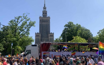 Kolejne ujęcie głównej platformy Parady Równości 2025, z hasłem "Love is the answer"