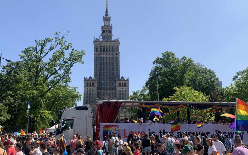 Kolejne ujęcie głównej platformy Parady Równości 2025, z hasłem "Love is the answer"