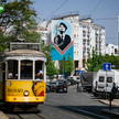 Przygotowania do rocznicy widać m.in. na ulicach Lizbony – na zdjęciu okolicznościowy mural, nawiązu
