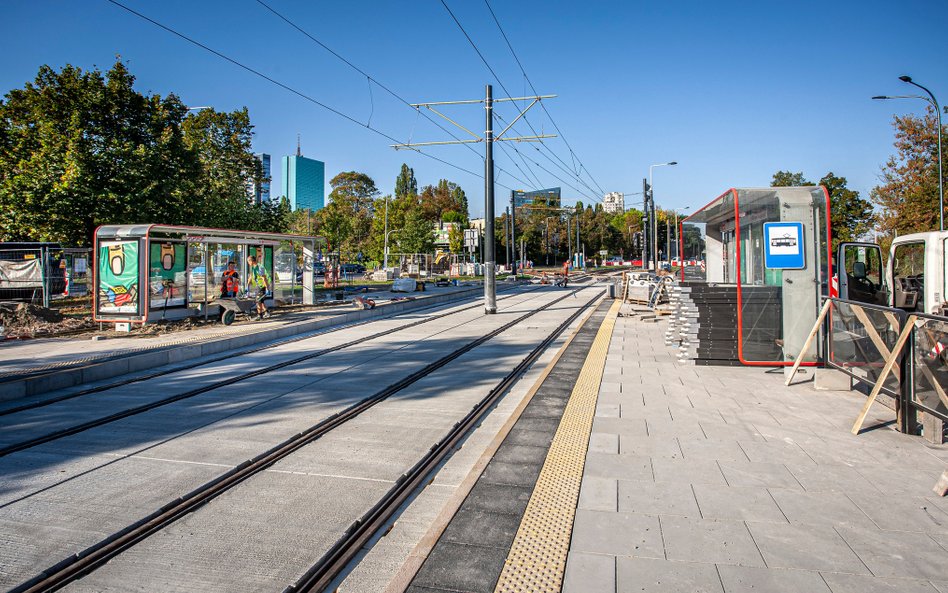 Na sporym odcinku wymieniono także słupy trakcyjne