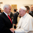 Papież Franciszek podczas spotkania z wiceprezydentem USA Mike'iem Pence'em w 2020 roku. Na nadgarst