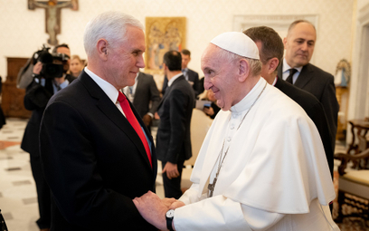 Papież Franciszek podczas spotkania z wiceprezydentem USA Mike'iem Pence'em w 2020 roku. Na nadgarst