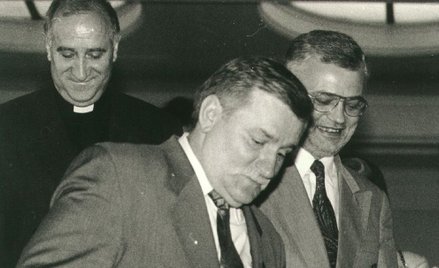Lech Wałęsa, za nim ks. Cybula
