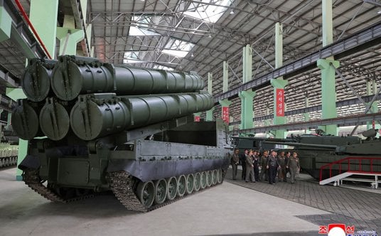 Kim Dzong Un wizytuje zakłady produkujące nowe haubice
