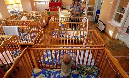 Powiaty nie będą musiały obowiązkowo zatrudniać w rodzinnych domach dziecka osób do pomocy przy prac