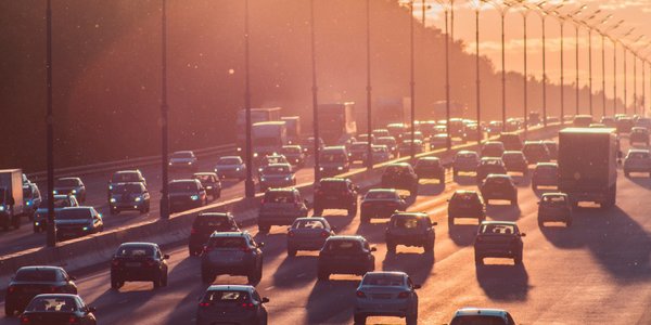 Samochody „podgrzewają” duże miasta. Nowe dane o wyspach ciepła wzdłuż ulic