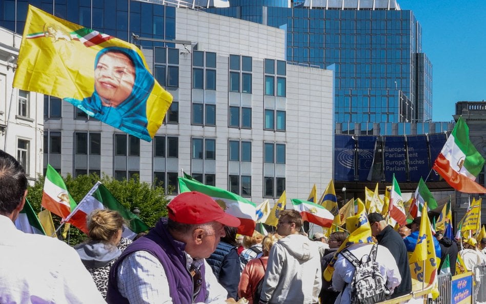 Manifestacja przed szczytem przywódców w Brukseli, mająca zwrócić ich uwagę na egzekucje polityczne 