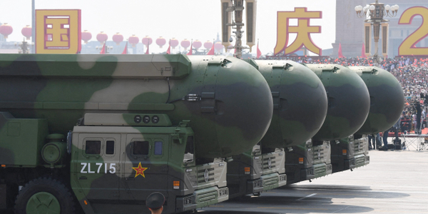 Atom: mocarstwa się zbroją. USA i Rosja czują na plecach oddech Chin