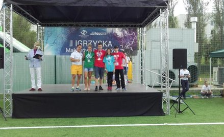 Najlepsi pływacy z medalami. Wśród nich reprezentująca „Parkiet” Hanna Wieczorek (błękitna koszulka)