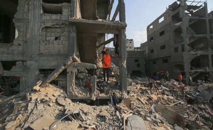 Palestyńczycy sprawdzają zniszczenia po izraelskim ataku na obóz dla uchodźców w Strefie Gazy