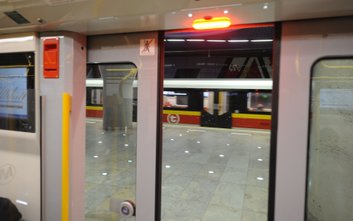 Prace serwisowe na linii metra M1. Kto zaplanował je w trakcie wyłączenia Dworca Centralnego?