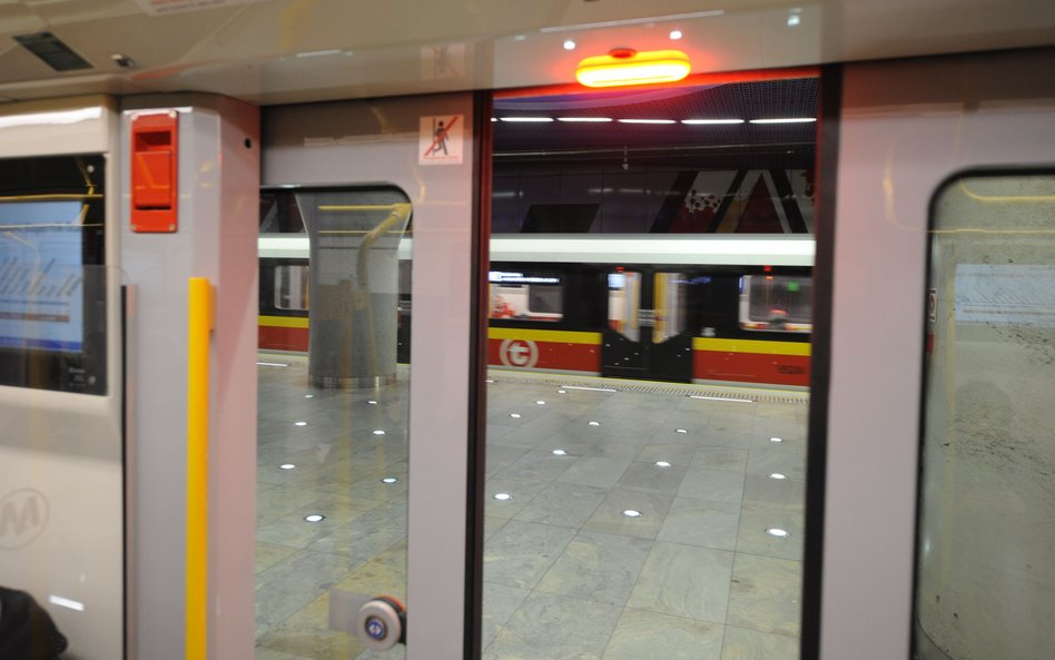 Prace serwisowe na linii metra M1. Kto zaplanował je w trakcie wyłączenia Dworca Centralnego?