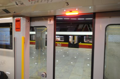 Prace serwisowe na linii metra M1. Kto zaplanował je w trakcie wyłączenia Dworca Centralnego?