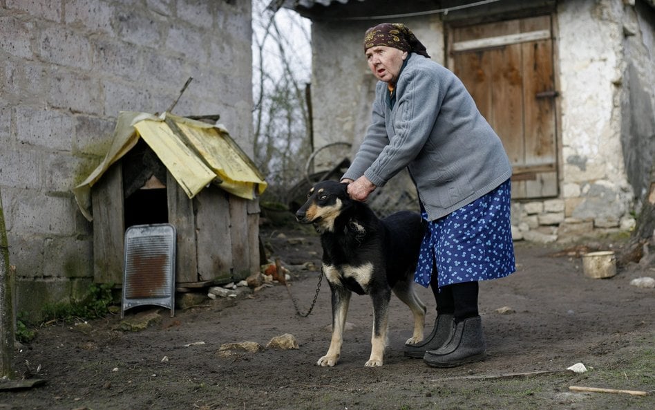Na wsiach pies na łańcuchu to wciąż powszechny widok