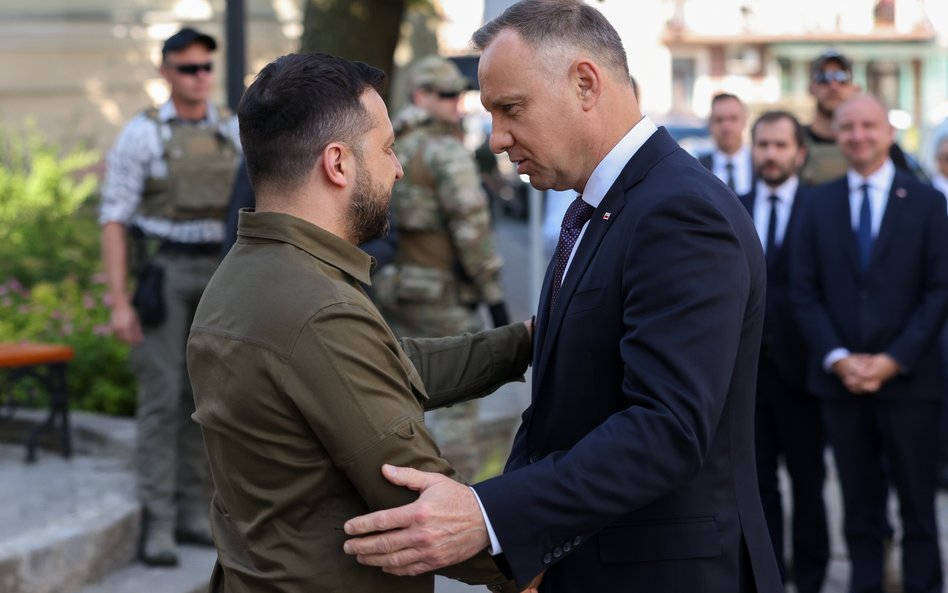 Prezydenci Polski Andrzej Duda i Ukrainy Wołodymyr Zełenski przed katedrą śś. Apostołów Piotra i Paw