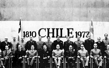 Prezydent Augusto Pinochet (siedzi w środku) i jego rząd, którego ekonomiczny trzon stanowili „chłop