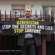 Farhod Muchtarow podczas akcji przeciwko torturom pod ambasadą Uzbekistanu w Warszawie