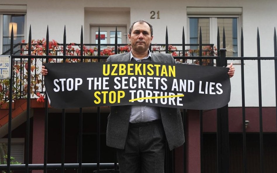 Farhod Muchtarow podczas akcji przeciwko torturom pod ambasadą Uzbekistanu w Warszawie