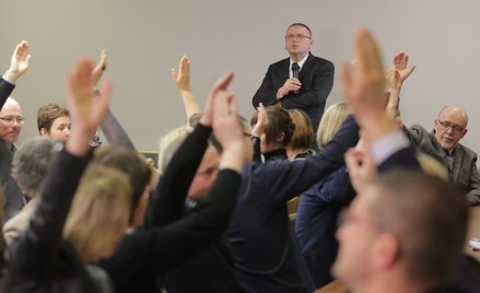 Prezes SR Maciej Nawacki podczas zebrania sędziów Sądu Rejonowego w Olsztynie