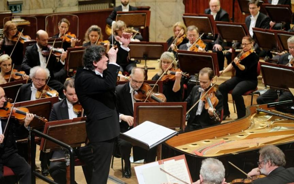 Jacek Kaspszyk i orkiestra Filharmonii Narodowej