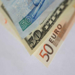 Niepewność wzmaga presję na eurodolara