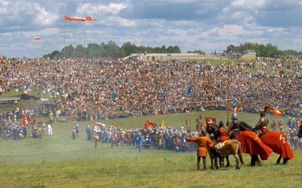 Na inscenizację bitwy pod Grunwaldem co roku przybywa 15 lipca od 80 do 100 tys. turystów.