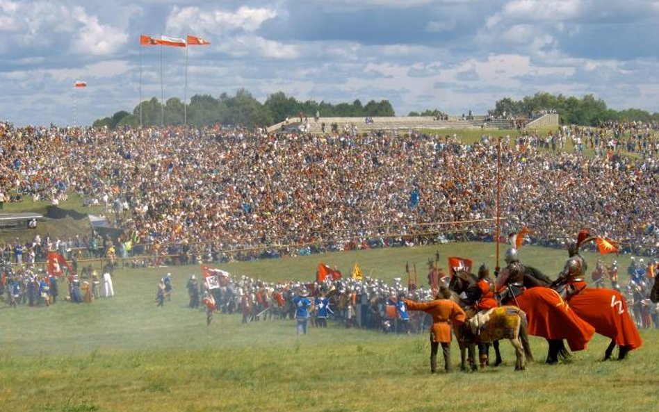 Na inscenizację bitwy pod Grunwaldem co roku przybywa 15 lipca od 80 do 100 tys. turystów.