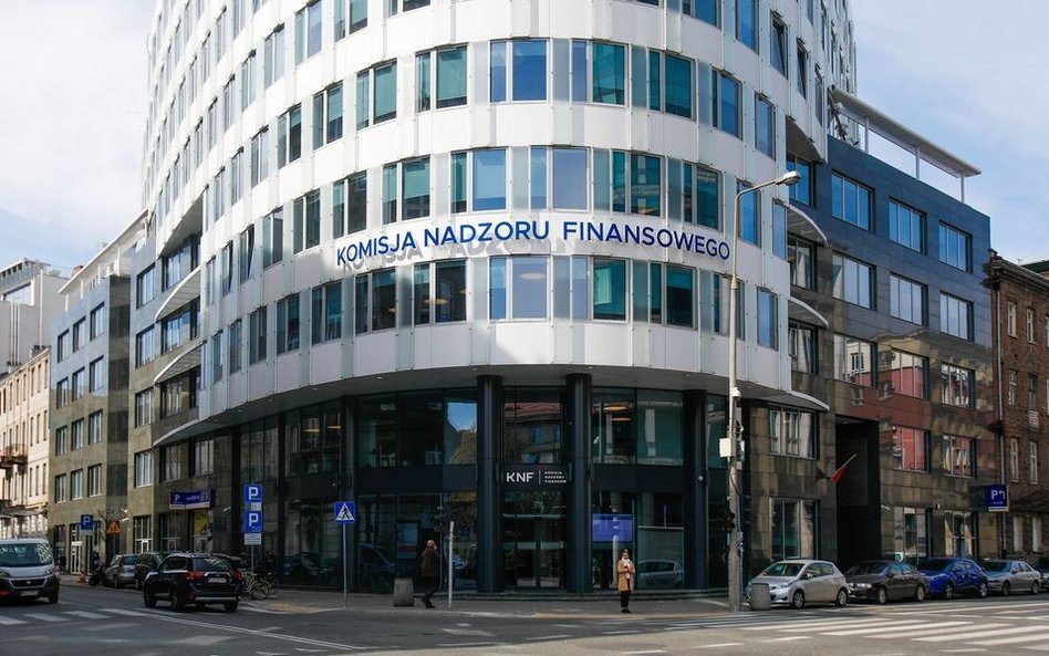 Jedne wytyczne nadzoru, podwójne standardy firm