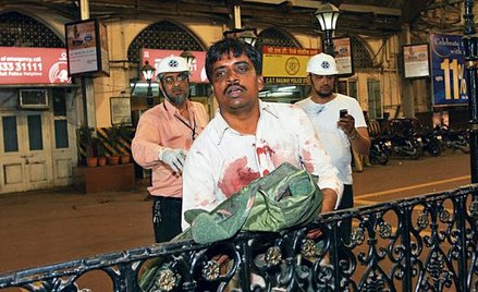 Od wybuchających ładunków, granatów oraz kul zamachowców rannych mogło zostać nawet 900 osób ap