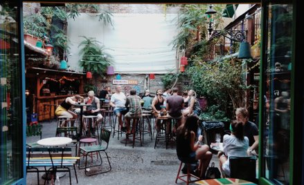 Wine bary przypominają puby, ale oferują wino, a także przekąski.