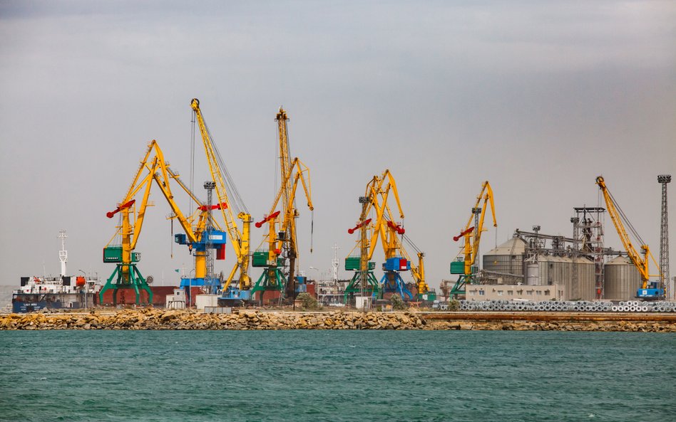 Port cargo w Aktau nad Morzem Kaspijskim.